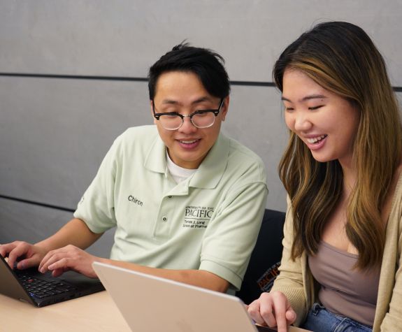 PharmD student with high school student at Summer Institute 
