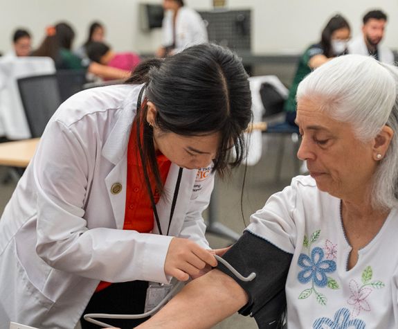 PharmD student with patient at Diabetes Care Clinic