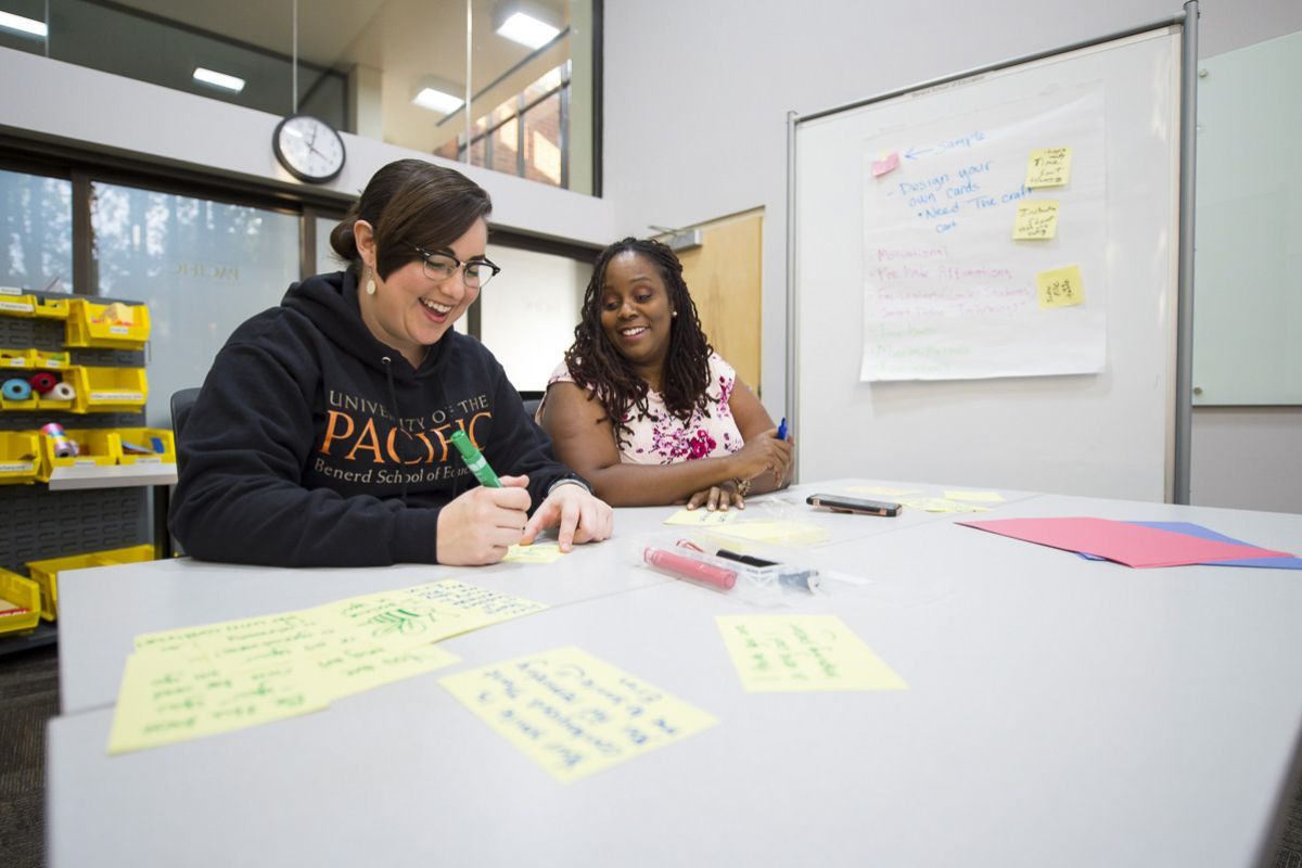 education students work together in the classroom