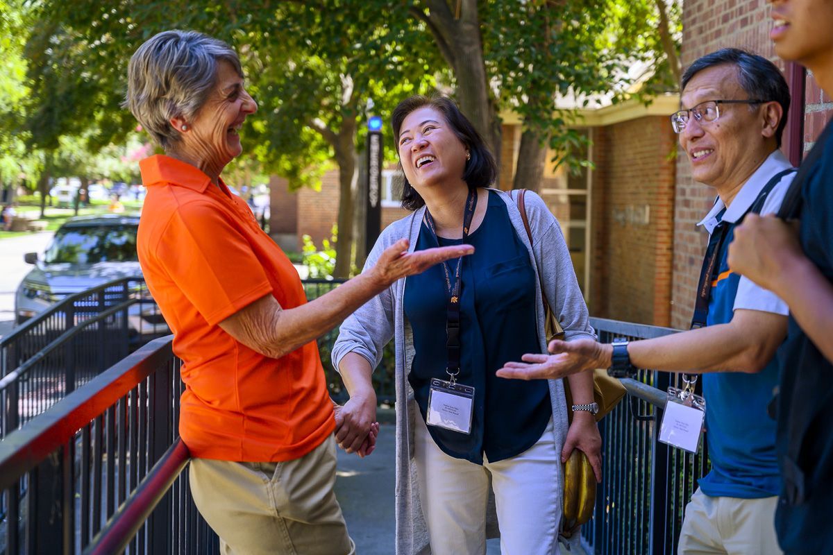 parents interact with university administration during move in day