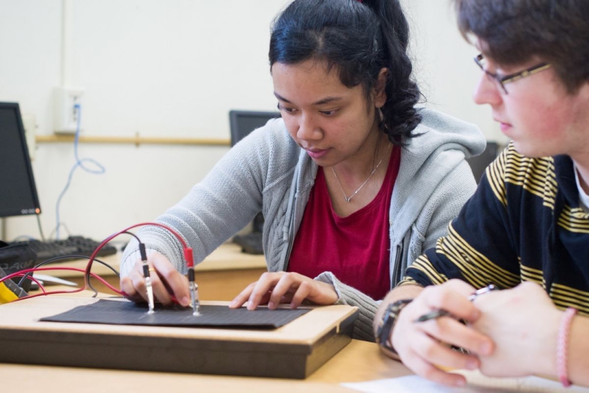 2 students with ee table