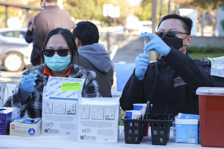 Pacific students volunteer at a COVID-19 vaccine clinic.