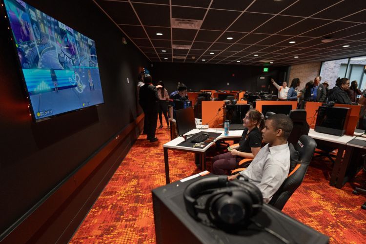 students play video games