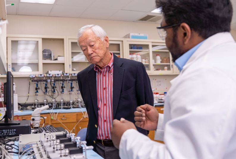 Norman Kobayashi ’70, ’73 with graduate student in research lab