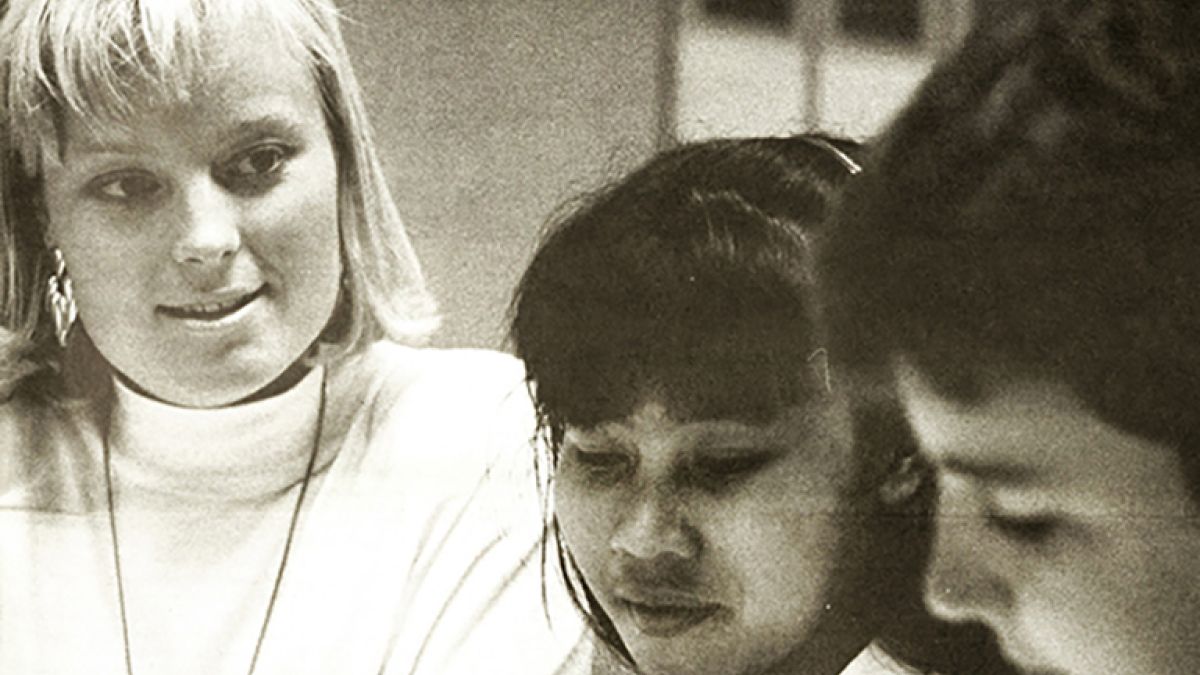 Jennifer Mills ’89 works with Oakwood students Ha Le (left) and Chris Burks (right)