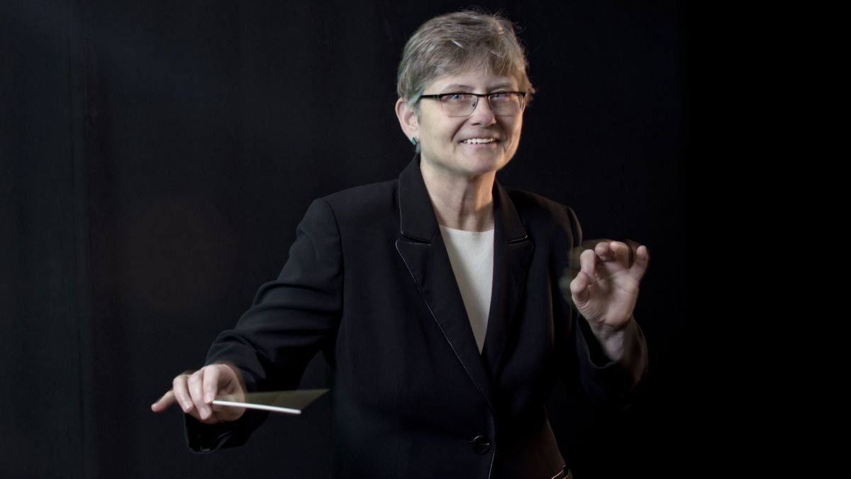 Pacific's conservatory alumna Patricia Glunt conducting