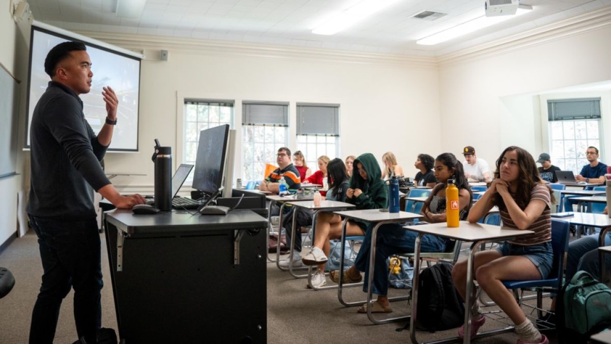 Nata Racela speaks to intercultural communications class